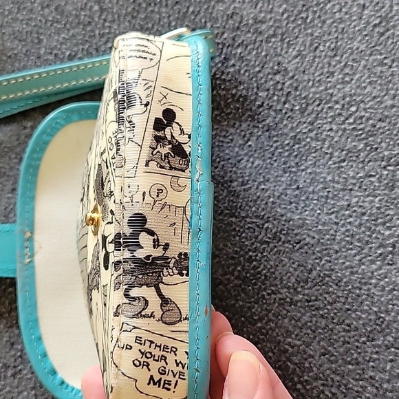 Dooney & Bourke Disney collab very rare wristlet, black & white newspaper print - Picture 6 of 8
